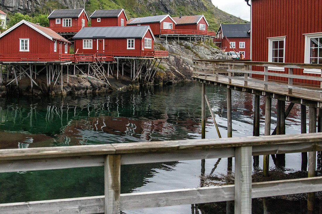 Traditionelle rote Holzhäuser, Museum für norwegische Fischerei (Norsk Fiskevaersmuseum), Lofoten, Norwegen
