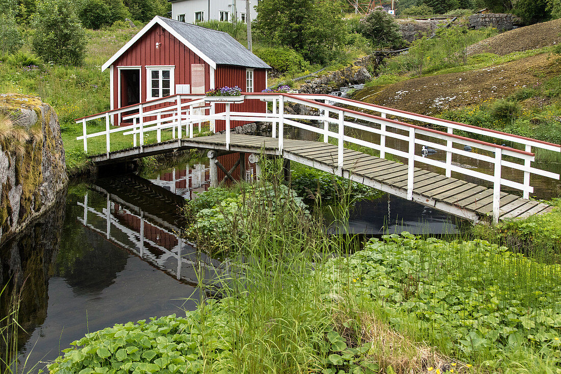 Fussgängerbrücke am Eingang zum Dorf Nusfjord, Lofoten, Norwegen