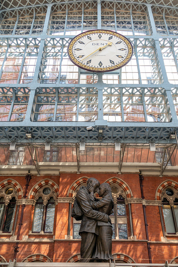 Der Ort der Begegnung, Bronzestatue des Künstlers Paul Day am St Pancras Bahnhof, London, Grossbritannien, Europa