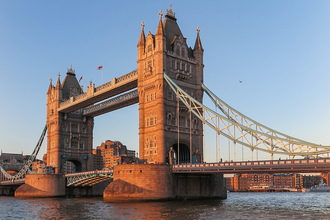 Tower Bridge über die Themse, London, Grossbritannien, Europa