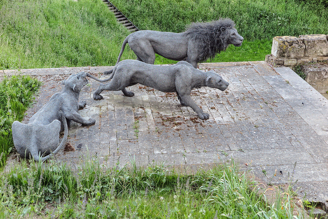 GALVANIZED WIRE SCULPTURES, LIONS BY KENDRA HASTE, MOAT OF THE TOWER OF LONDON, LONDON, GREAT BRITAIN, EUROPE