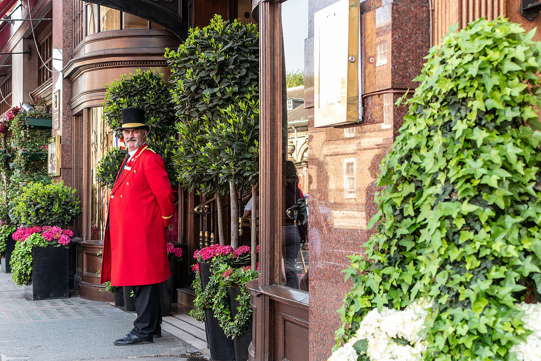 Türsteher im Rubens Hotel Palace, London, Grossbritannien, Europa