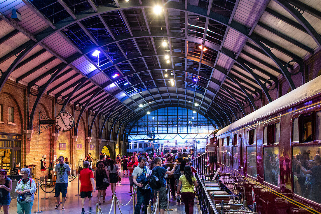 Der Hogwarts-Express, Bahnstation, Studio Tour London, 'Making of Harry Potter', Warner Bros, Leavesden, Vereinigtes Königreich