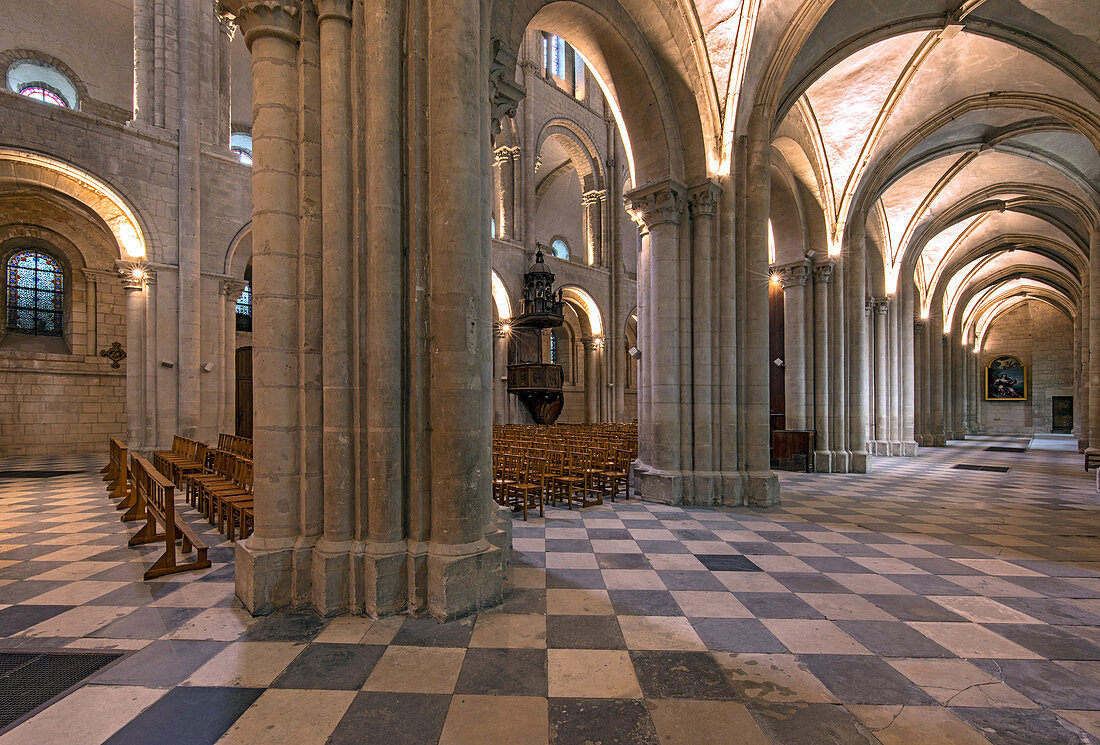 Kreuzgewölbe im Kirchenschiff in der Abteikirche Sainte-Étienne de Caen (auch bekannt als Abbaye Aux Hommes ), gegründet im 11. Jahrhundert von Wilhelm dem Eroberer, und wiederaufgebaut im 18. Jahrhundert, Caen, Frankreich