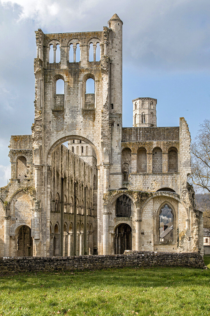 Ruinen der alten Abteikirche, Abtei Jumièges, ehemaliger Benediktinerabtei, gegründet im 7. Jahrhundert und wieder aufgebaut zwischen dem 9. und 17. Jahrhundert, Frankreich