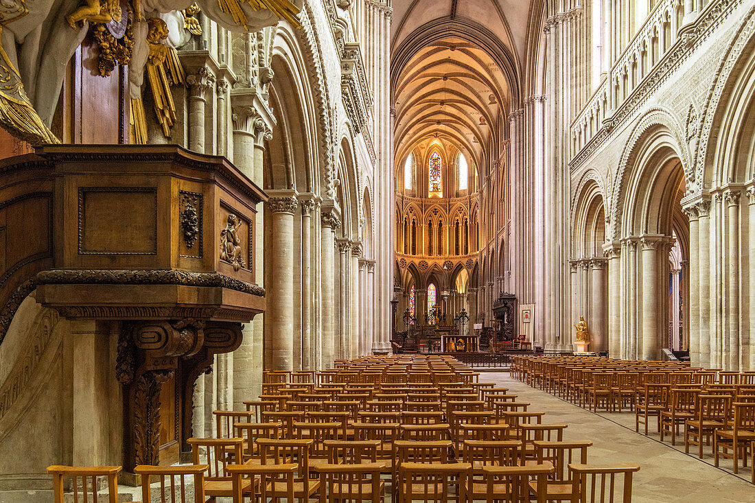 THE NAVE AND CHOIR, BAYEUX CATHEDRAL, ALSO KNOWN AS CATHEDRAL OF OUR LADY OF BAYEUX (14), FRANCE