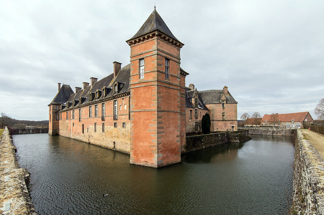 Château von Karrougen, gebaut aus rotem Ziege zwischen dem 14. und 16. Jahrhundert, umgeben vom Graben, Carrouges, Frankreich