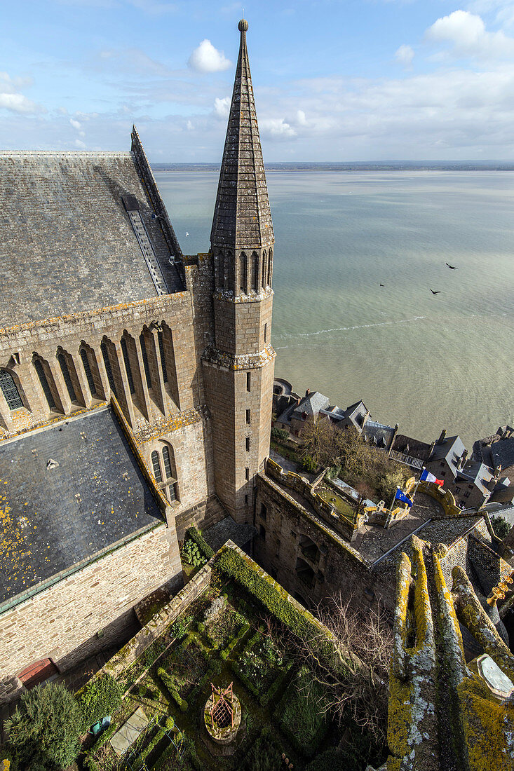 Blick auf die Abtei von Mont-Saint-Michel mit dem Dorf, Frankreich