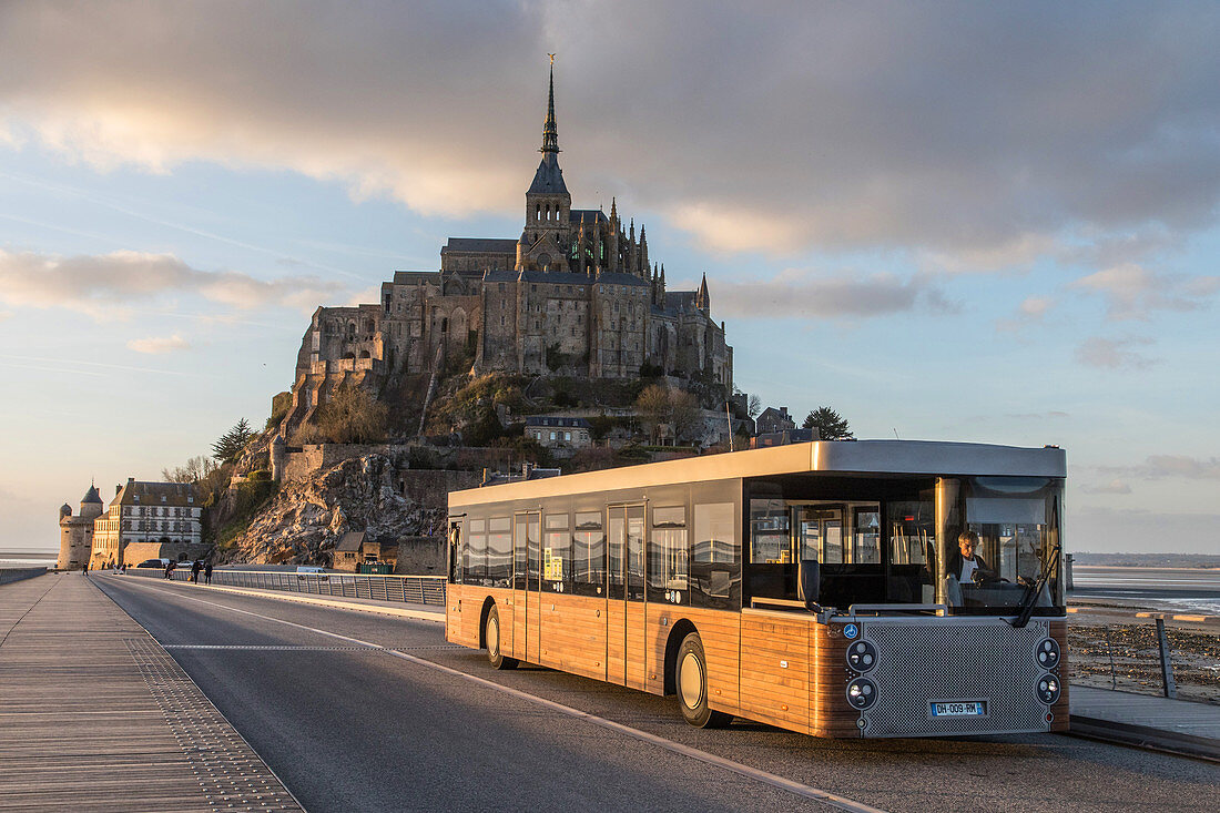 Der Mont-Saint-Michel und seine Bucht, Autobus im Vordergrund, Mont-Saint Michel, Frankreich