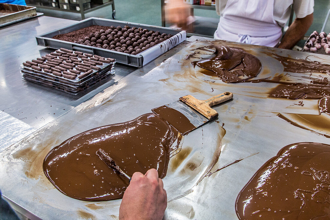 THE MAKING OF CHOCOLATES, LABORATORY OF THE CAZENAVE CHOCOLATE FACTORY, BAYONNE (64), FRANCE