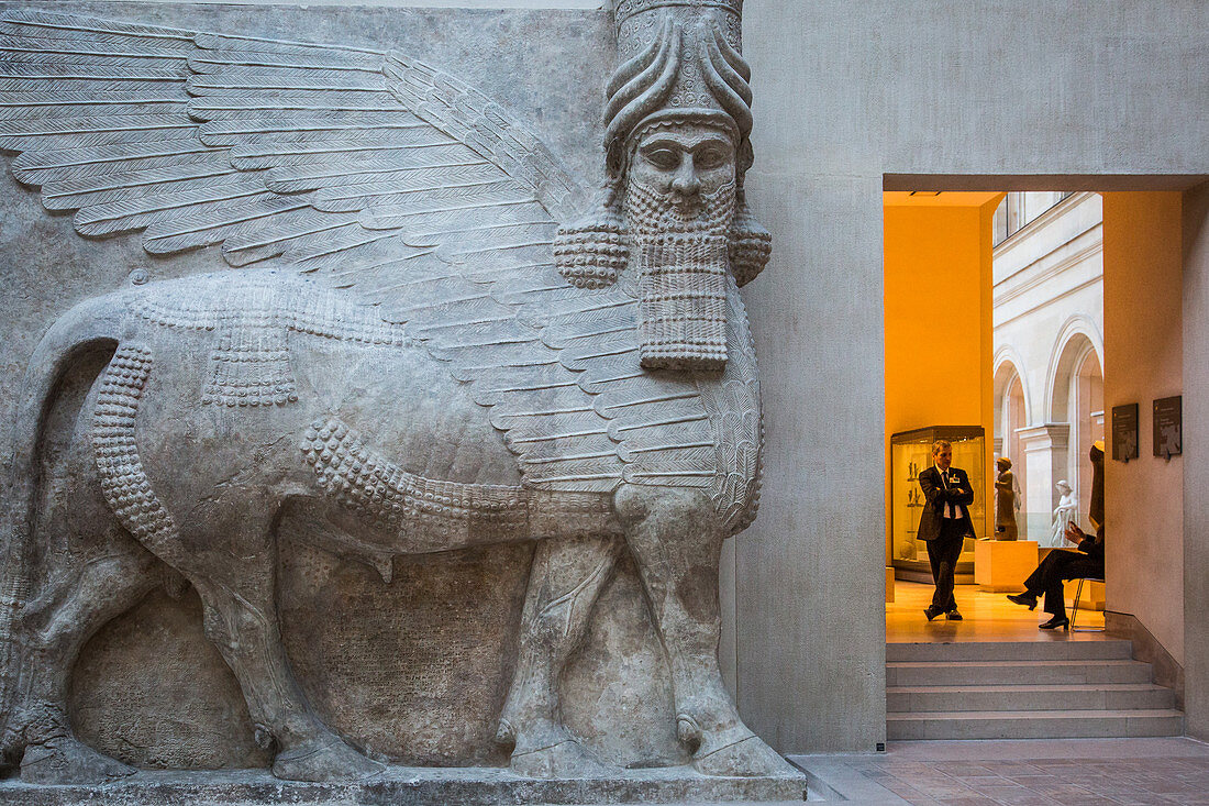 Geflügelter Stier, legendäre Kreatur, die den Eingang zum Palast von Sargon II, König von Assyrien, bewachte, Mittelöstliche Altertumskunde, Louvre, Paris, Frankreich