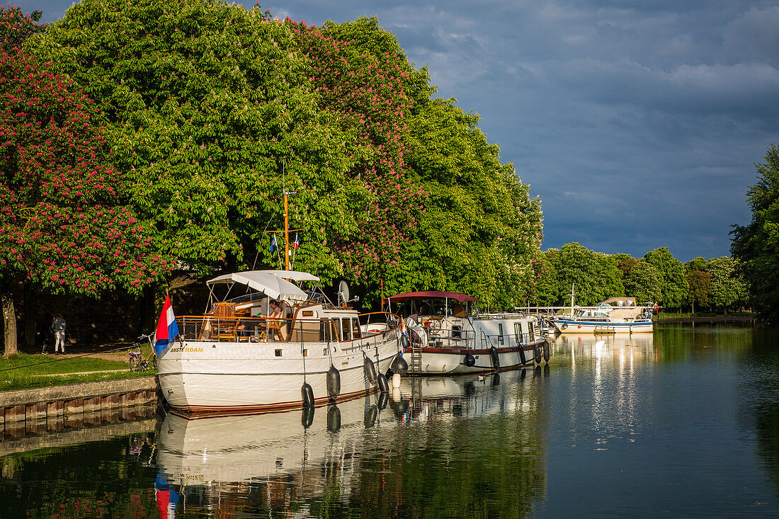 Boote auf dem Kanal Saint- Martin, Parc du Grand Jard, Chalons-en-Champagne, Marne, Grand Est Region, Frankreich
