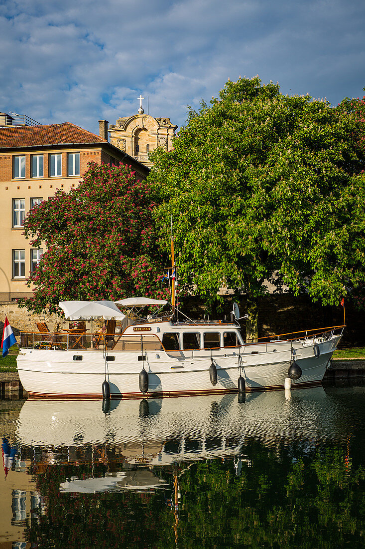 BOAT, SAINT MARTIN CANAL, PARK OF THE GRAND JARD AND SAINT ETIENNE CATHEDRAL, CHALONS EN CHAMPAGNE, MARNE, GRAND EST REGION, FRANCE