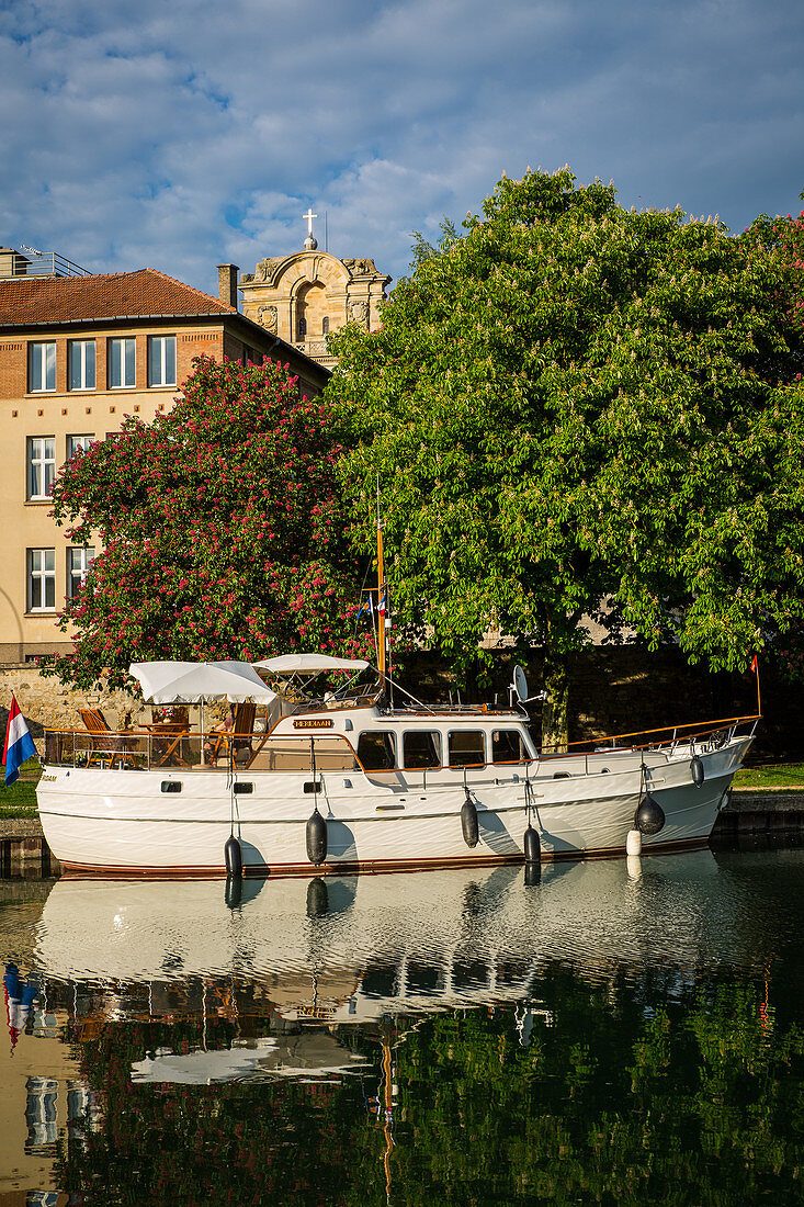 Boote auf dem Kanal Saint- Martin, Parc du Grand Jard und Kathedrale Saint-Étienne, Chalons-en-Champagne, Marne, Grand Est Region, Frankreich
