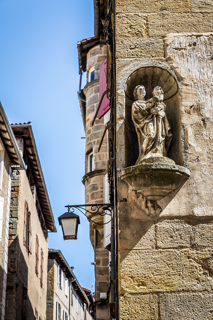 HOUSE FACADES, RUE D'ANJOU, FIGEAC, (46) LOT, OCCITANIE, FRANCE