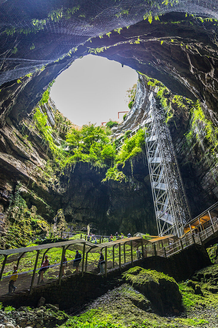 Natürliche Höhle von etwa 35 Metern Durchmesser, Los, Okzitanien, Frankreich