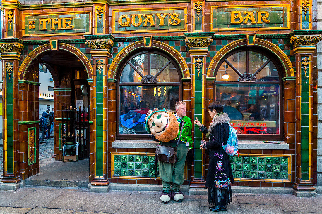 Mann als irischer Elf verkleidet vor dem Pub 'The Quays Bar', Dublin, Irland