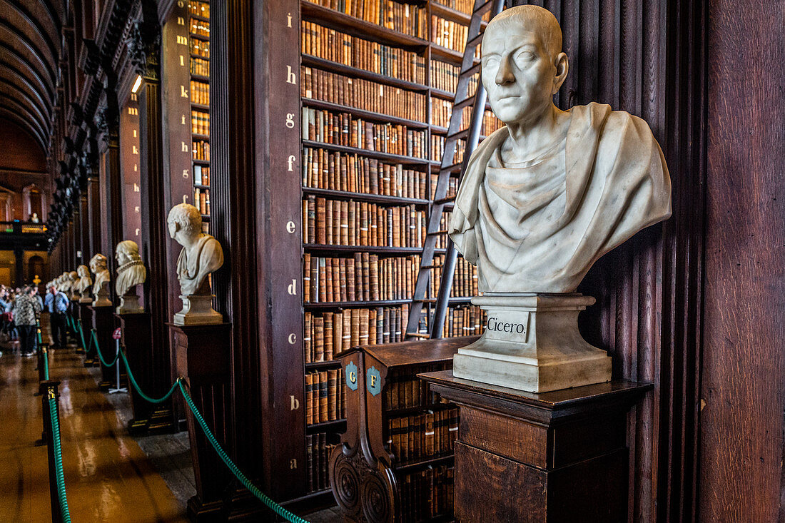 THE LONG ROOM, LIBRARY AT TRINITY COLLEGE OF DUBLIN UNIVERSITY DATING FROM THE 16TH CENTURY, DUBLIN, IRELAND