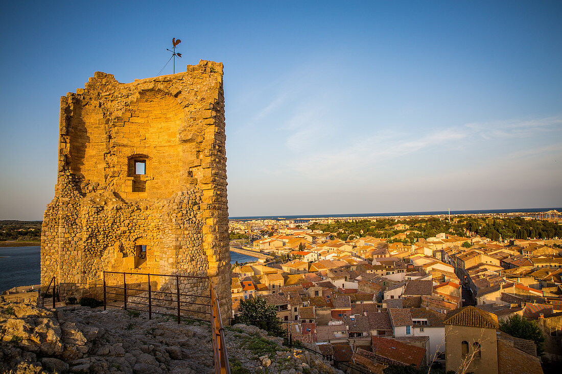 Barberousse Turm, Château de Gruissan, mit Blick auf das Dorf, Gruissan, Aude, Frankreich