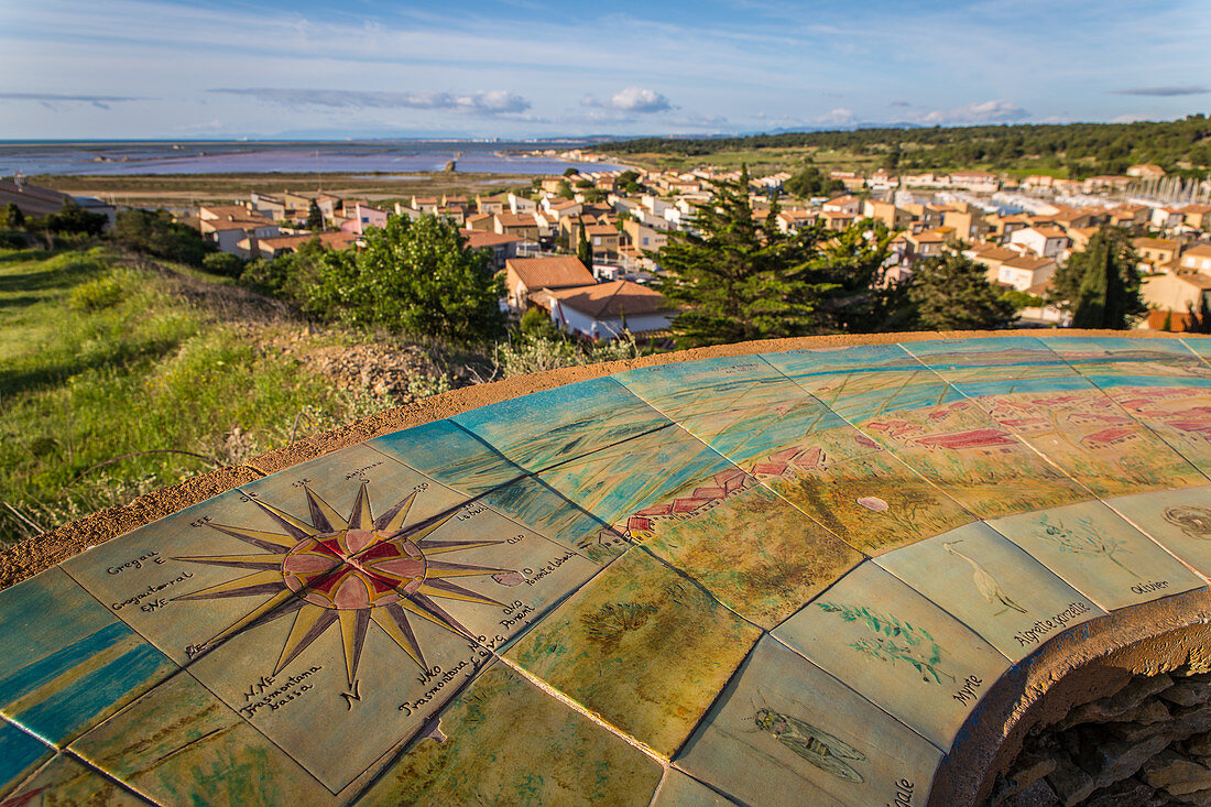 VIEW OF THE TOWN OF GRUISSAN FROM THE HERITAGE SPACE OF LE PECH DES MOULINS, WITH ORIENTATION TABLE, OPEN-AIR MUSEUM OF TRADITIONAL ACTIVITIES OF THE GRUISSAN OF OLD, GRUISSAN, AUDE (11), FRANCE