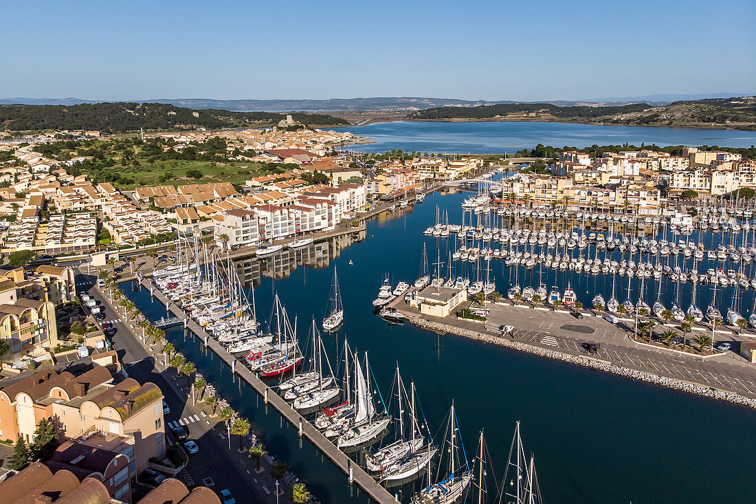 Luftansicht des Hafens auf der rechten Seite des Gruissan, Marina, Gruissan, Aude, Frankreich