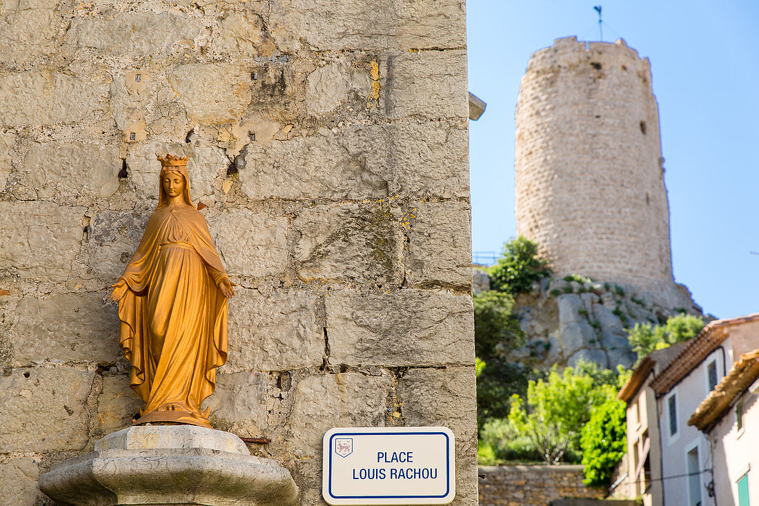 Statue der Jungfrau Maria mit Blick auf den Barberousse Turm, Place Louis-Rachou, Château de Gruissan, Gruissan, Aude, Frankreich