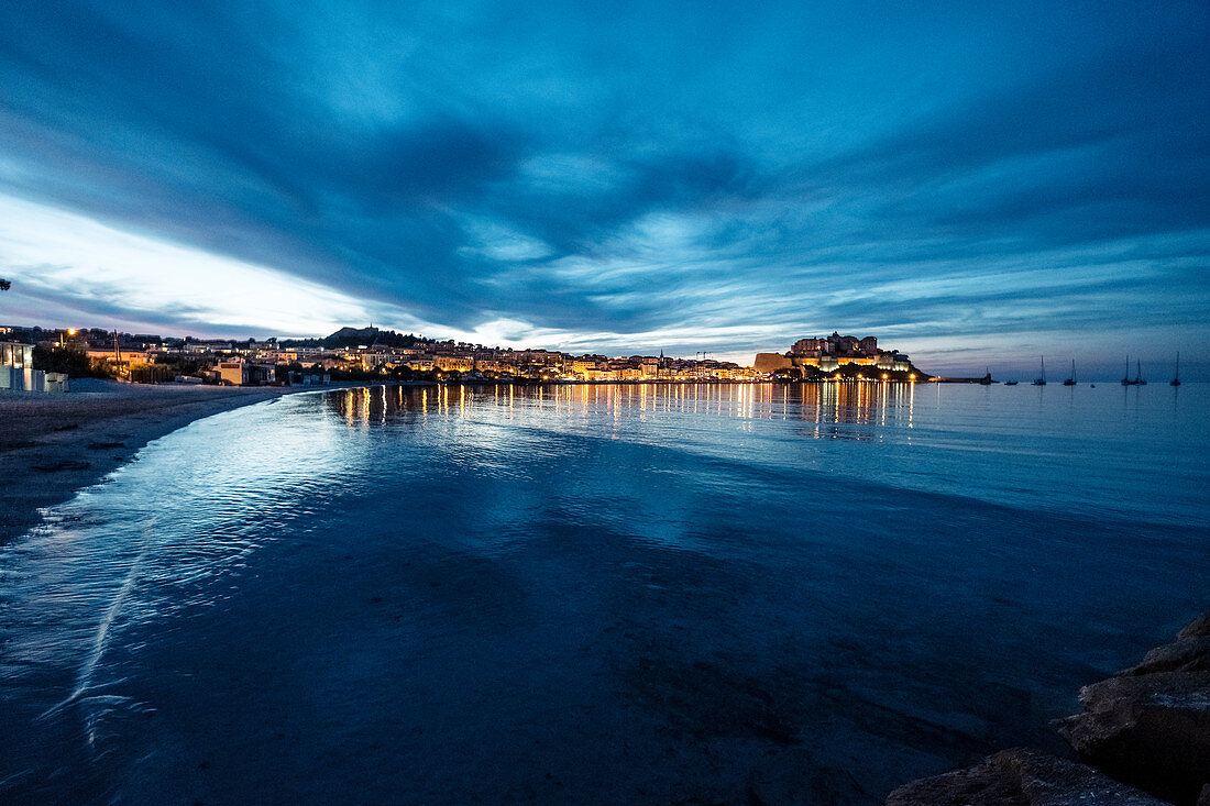 Strand von Calvi in der Abenddämmerung, Korsika, Frankreich