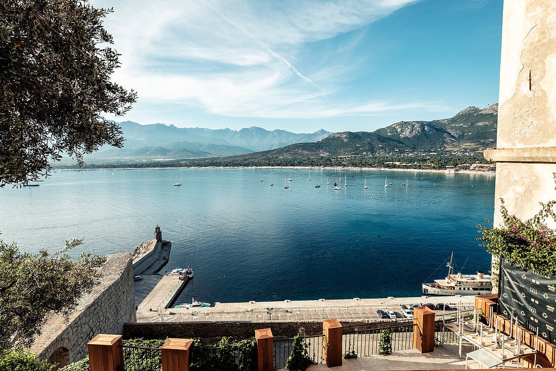 Blick von Zitadelle auf die Bucht von Calvi, Korsika, Frankreich