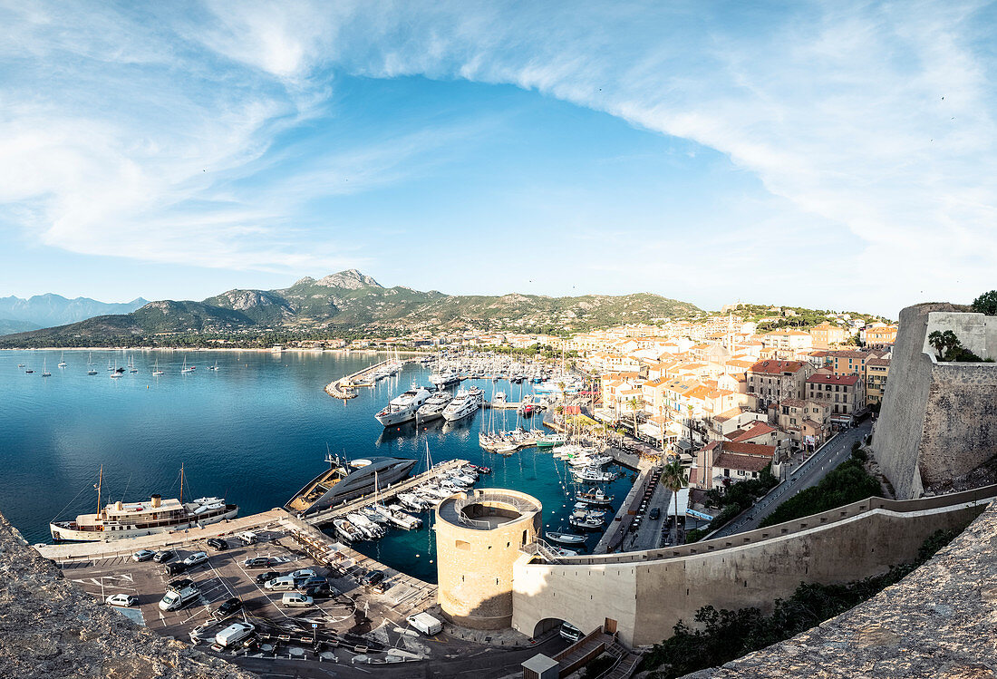Blick von der Zitadelle auf Calvi, Korsika, Frankreich