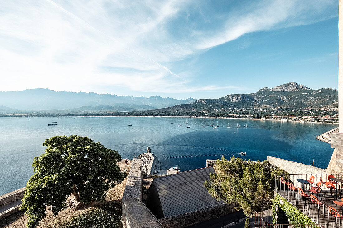 Blick von Zitadelle auf die Bucht von Calvi, Korsika, Frankreich