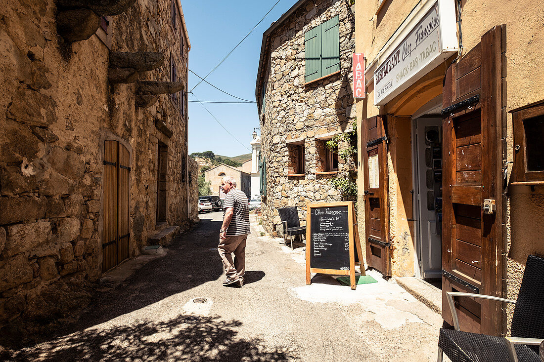 Restaurant im Bergdorf Montemagiorre bei Calvi, Korsika, Frankreich