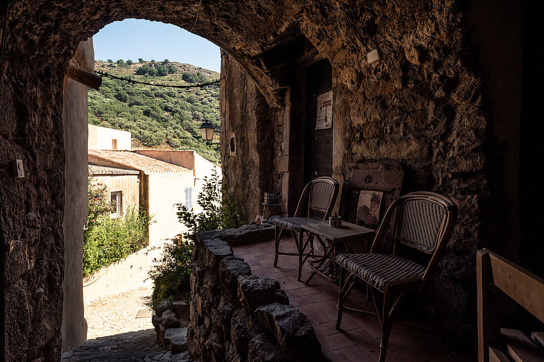 Terrasse in Pigna bei Calvi, Korsika, Frankreich