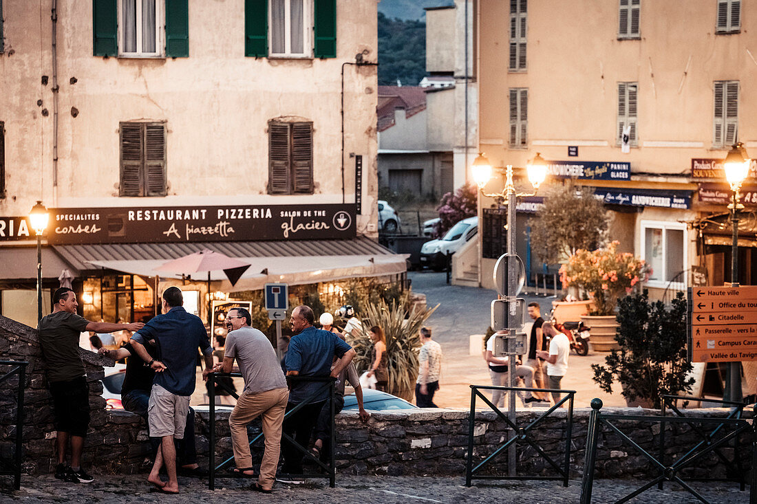 Einwohner unterhalten sich abends in Corte "die heimliche Hauptstadt Korsikas", Korsika, Frankreich