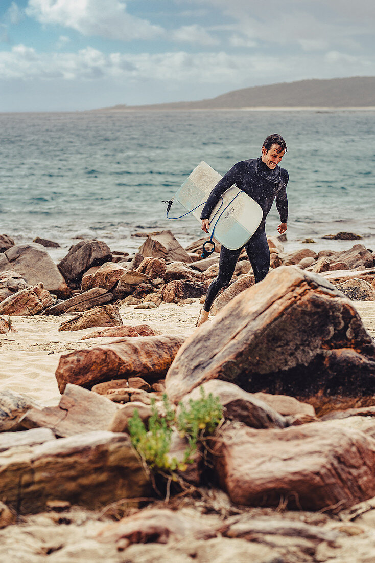 Surfer am Rocky Point, Dunsbrough bei Margaret River, Westaustralien, Australien, Ozeanien