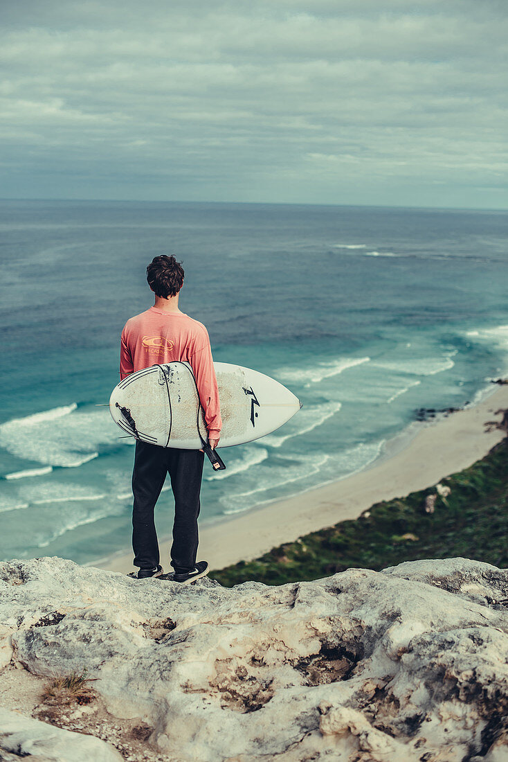 Surfer an der Bucht von Contos bei Margaret River, Westaustralien, Australien, Ozeanien