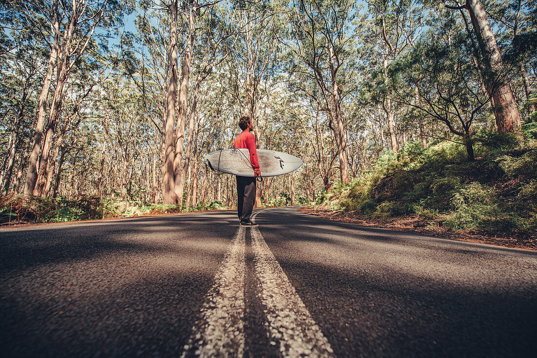 Surfer steht im Boranup Forest in Margaret River, Westaustralien, Australien, Ozeanien