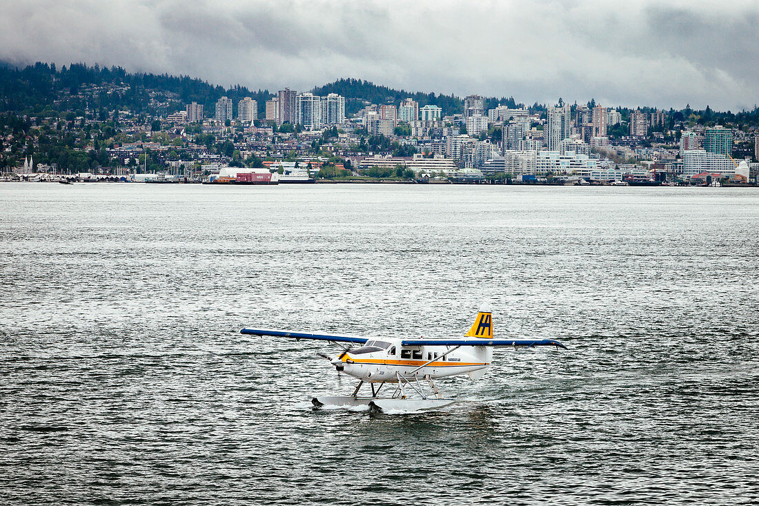 Wasserflugzeug vor Lower Lonsdale, North Vancouver, Kanada