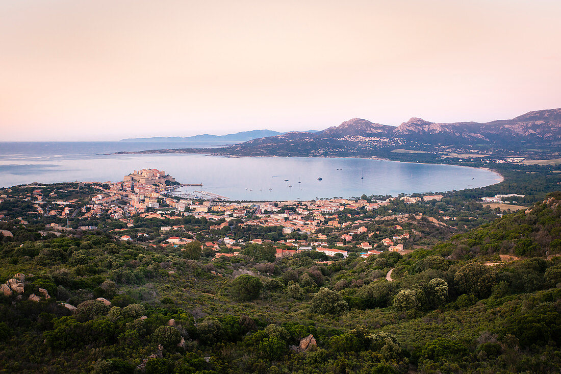 Blick auf dei Bucht von Calvi, Korsika, Frankreich