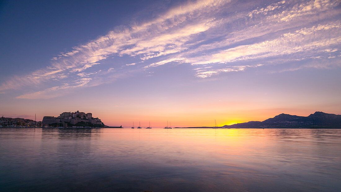 Die Bucht von Calvi bei Sonnenaufgang, Korsika, Frankreich