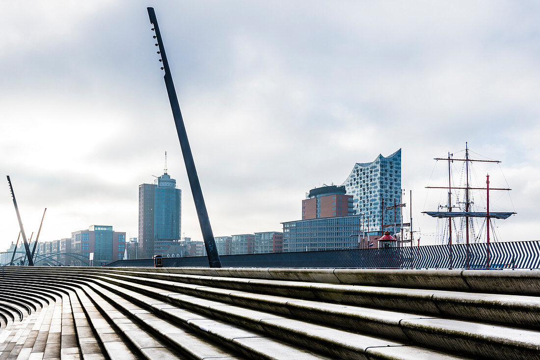 Die Treppenstufen der Promenade am Hamburger Hafen mit der Elbphilharmonie im Hintergrund, Neustadt, Hamburg, Deutschland