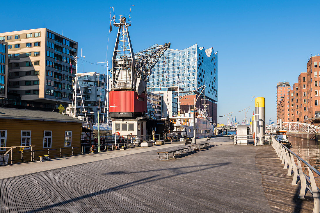 Boote im Traditionsschiffhafen / Sandtorhafen in den frühen Morgenstunden mit der Elbphilharmonie im Hintergrund, Hafencity, Hamburg, Deutschland