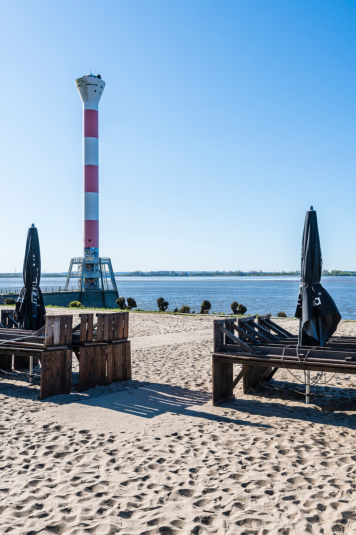 Leeres Strandrestaurant am Leuchtturm an der Elbe, Blankenese, Hamburg, Deutschland