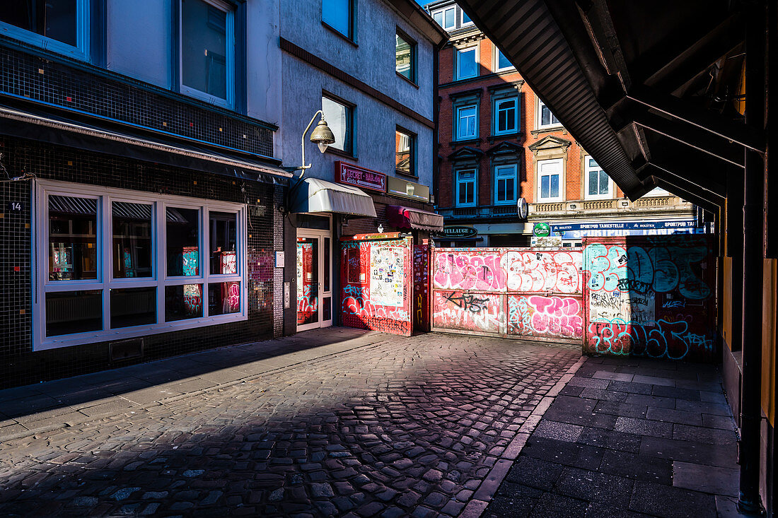 Die leere berühmte Herbertsraße im Rotlichtviertel in den frühen Morgenstunden, St. Pauli, Hamburg, Deutschland