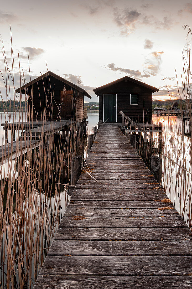 Blick auf Fischerhütten im Starnberger See bei Sonnenuntergang, Starnberg, Bayern, Deutschland, Europa