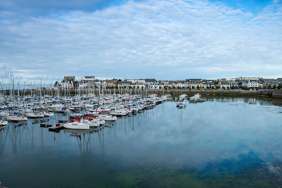 Blick in die Bucht von Concarneau zum Quai Peneroff mit dem Stadtzentrum, Arrondissement Quimper, Departement Finistère, Bretagne, Frankreich, Europa