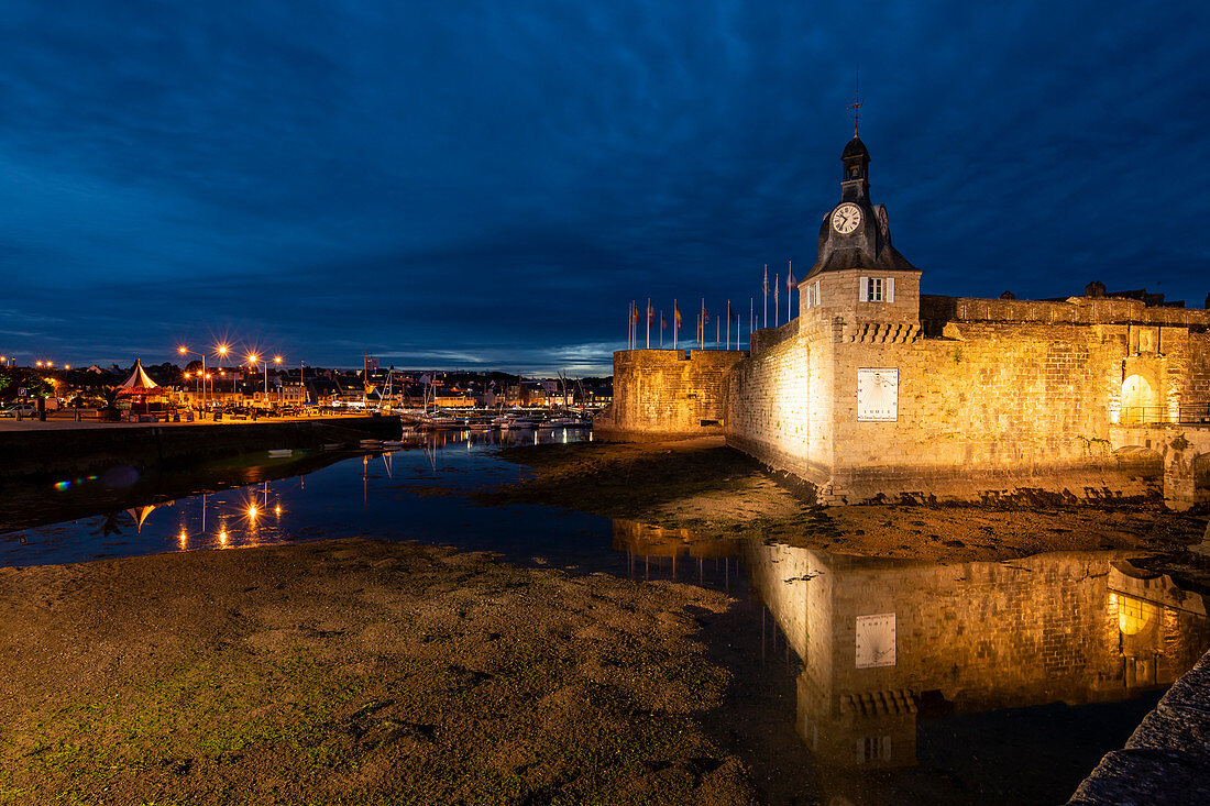 Bay with harbor and Ville Close (closed city) at dusk, Concarneau, Arrondissement Quimper, Departement Finistere, Brittany, France, Europe