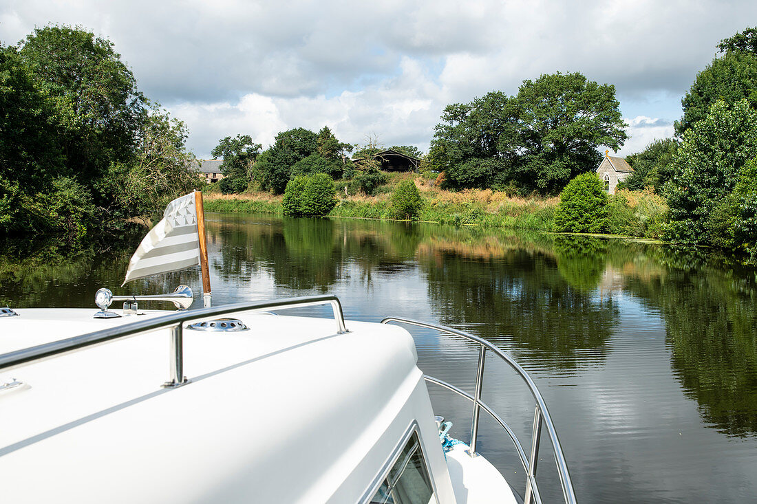 Hausboot auf dem Fluss Vilaine mit kleiner Kapelle, Departement Ille-et-Vilaine, Bretagne, Frankreich, Europa