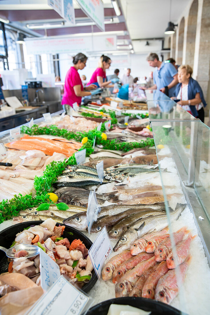 Frischer Fisch in der Markthalle Les Halles, Redon, Departement Ille-et-Vilaine, Bretagne, Frankreich, Europa