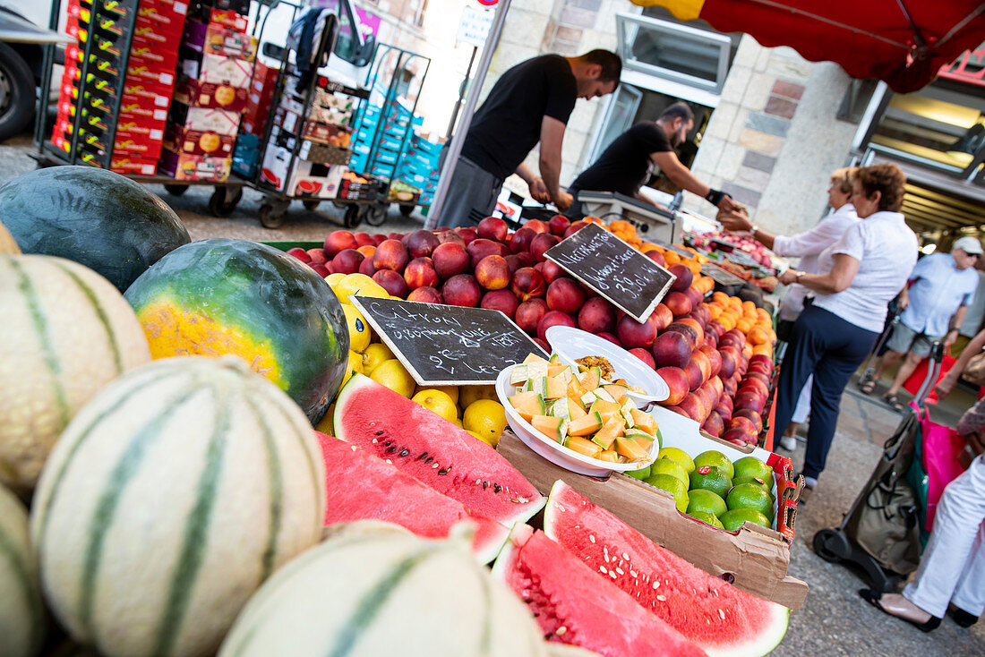Frisches Obst auf dem Markt vor der Markthalle Les Halles, Redon, Departement Ille-et-Vilaine, Bretagne, Frankreich, Europa