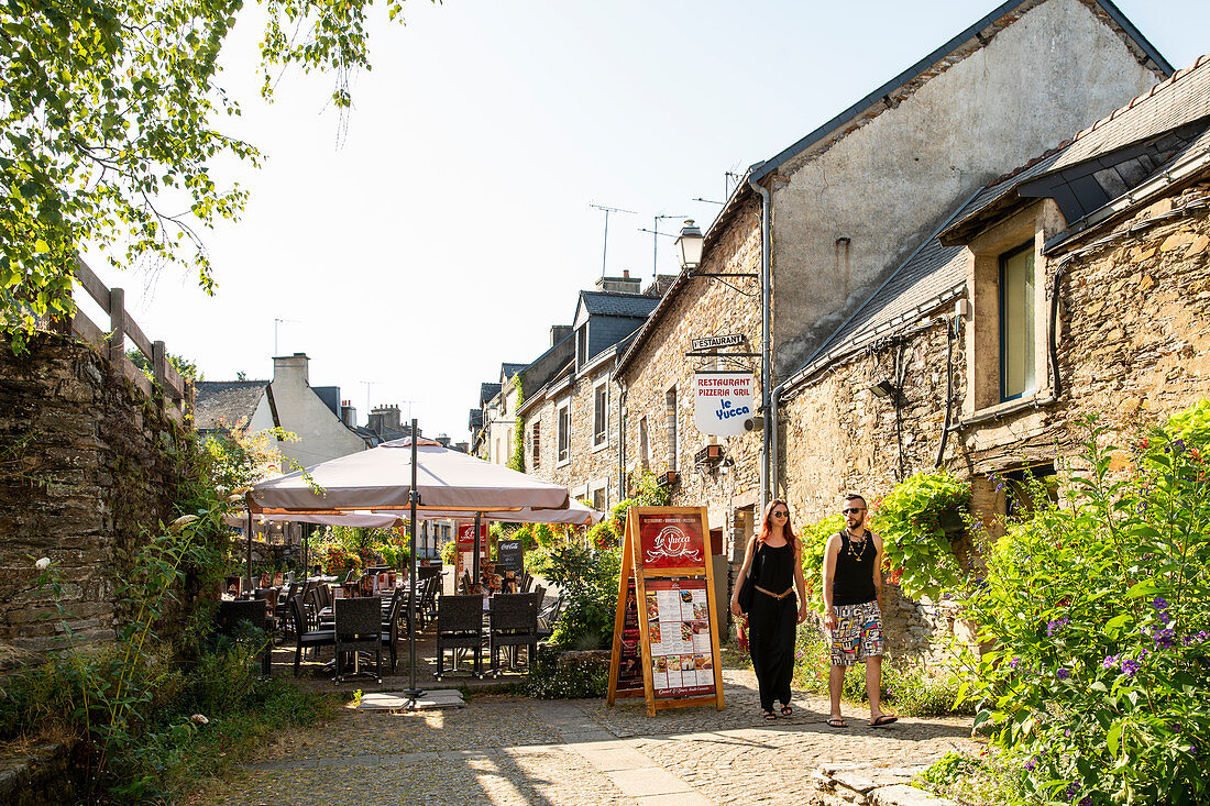 Restaurant in kleiner Gasse mit Fußgängern, La Gacilly, Departement Morbihan, Bretagne, Frankreich, Europa